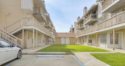 2-bedroom apartment in charming Kenner with AC for relaxing stays