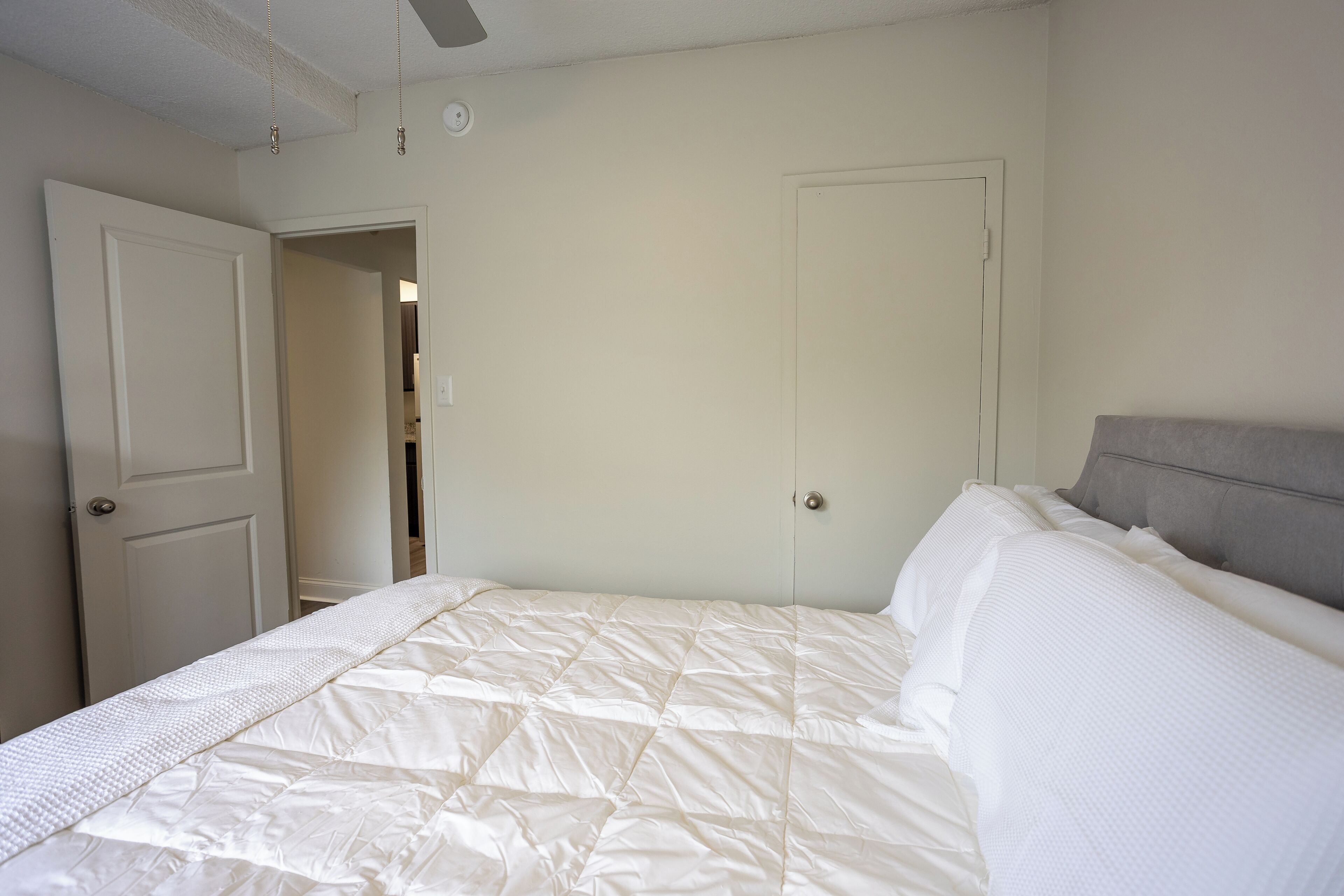 2 habitaciones, tabla de planchar con plancha, internet y ropa de cama 