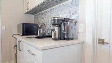 Réfrigérateur, micro-ondes, cafetière/bouilloire
