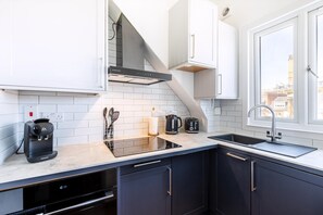 Private kitchen - Knightsbridge Apartment by Harrods (London)
