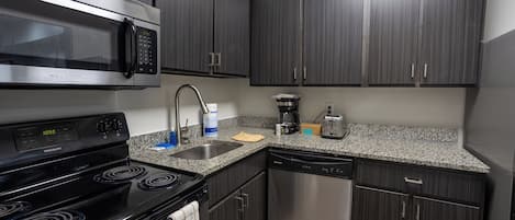 Cafetera y tetera, refrigerador, microondas y horno