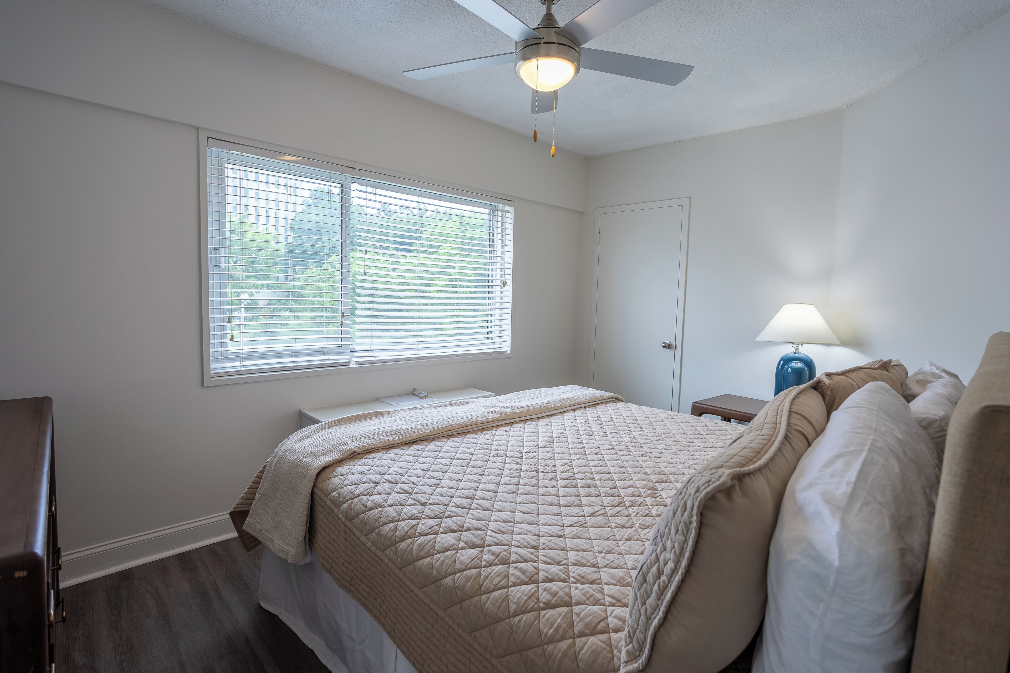 2 habitaciones, tabla de planchar con plancha, internet y ropa de cama 