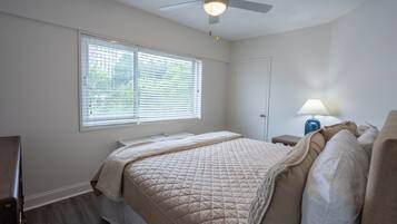 2 habitaciones, tabla de planchar con plancha, internet y ropa de cama