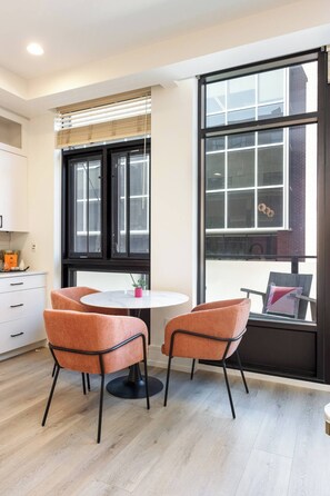 Dining - Modern Downtown Luxury Apartment Pearl & Hiking (Boulder)