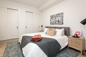 Room - Modern Downtown Luxury Apartment Pearl & Hiking (Boulder)