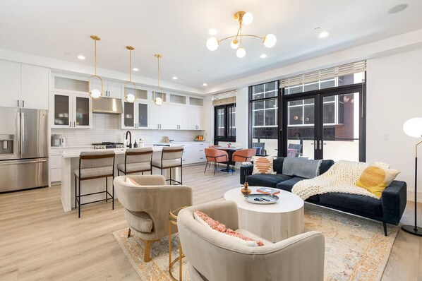 Living area - Modern Downtown Luxury Apartment Pearl & Hiking (Boulder)