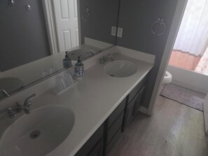 Articles de toilette écologiques, sèche-cheveux, bidet