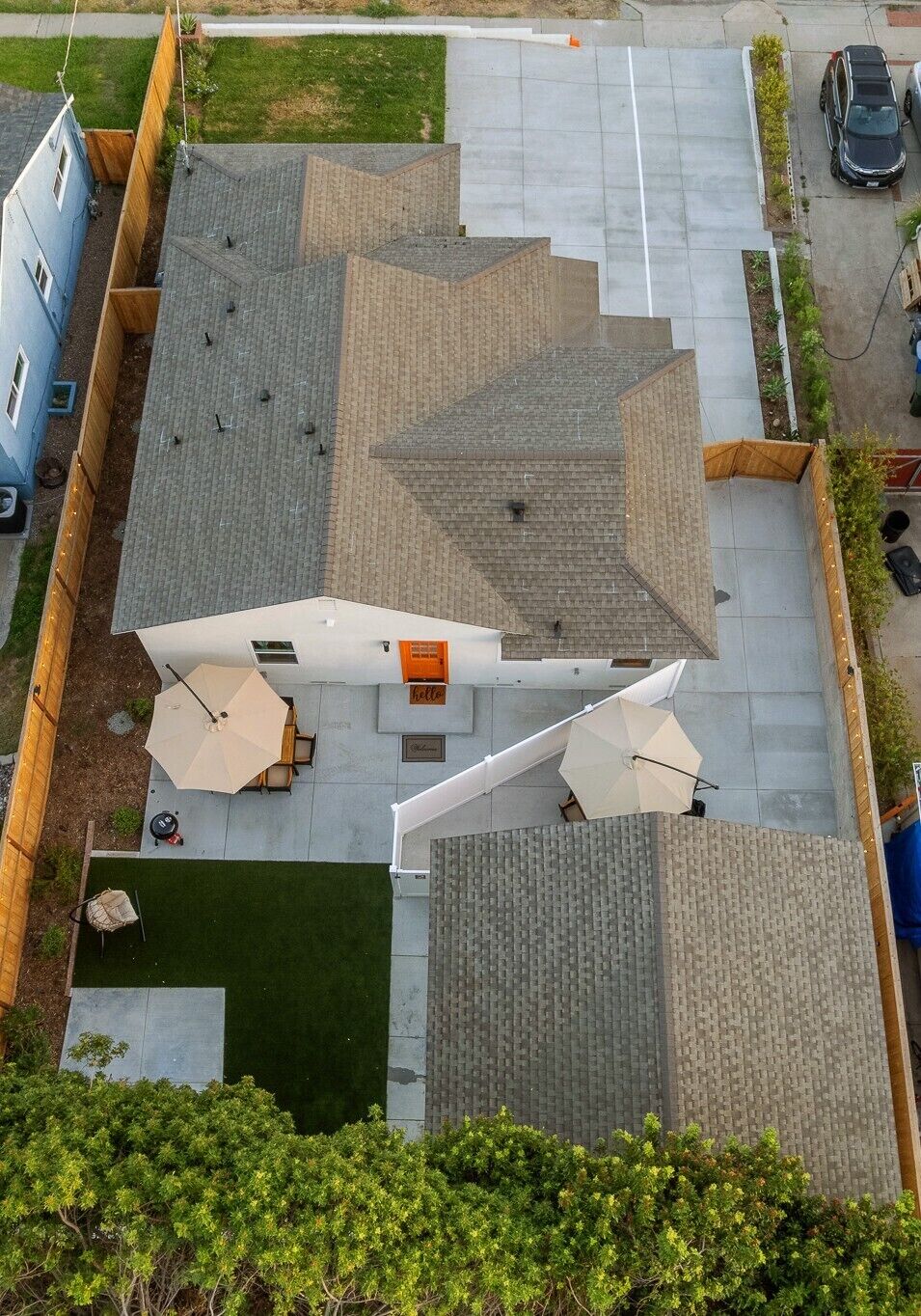 Una terraza con un pequeño avión, asientos al aire libre y una zona pavimentada.