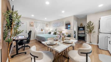 2 Schlafzimmer, Schreibtisch, Bügeleisen/Bügelbrett, kostenloses WLAN