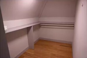 Interior - Cozy 2-bedroom apartment in brilliant Newark with AC (Newark)