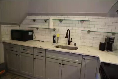 Cozy 2-bedroom apartment in brilliant Newark with AC