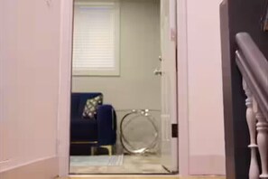 Interior - Cozy 2-bedroom apartment in brilliant Newark with AC (Newark)