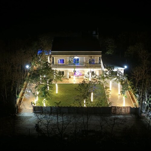 Spacious 4-bedroom farmhouse and banquet hall with AC kitchen available