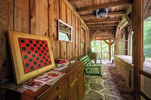 Un intérieur en bois avec un jeu d’échecs à carreaux, un banc et un sol en pierre.
