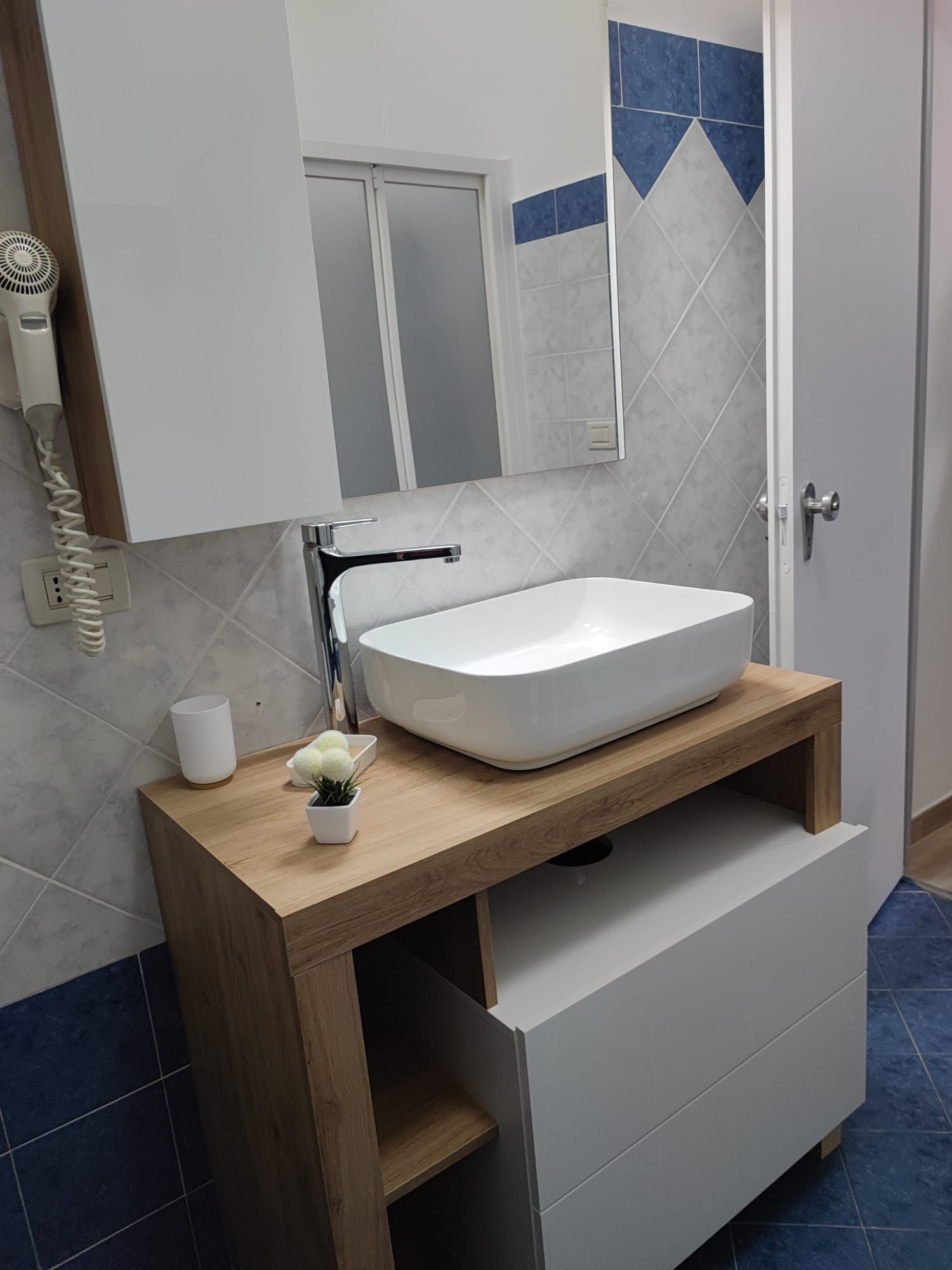 Doccia, asciugacapelli, bidet, asciugamani