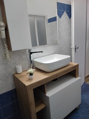Shower, hair dryer, bidet, towels - Vrbo Property (Briatico)