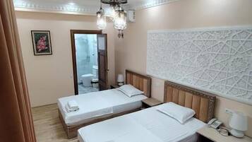 Chambre Deluxe avec lits jumeaux, balcon, vue cour intérieure