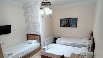 Comfort-Dreibettzimmer, Balkon | Zimmersafe, schallisolierte Zimmer, Bügeleisen/Bügelbrett