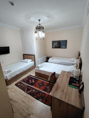 Comfort driepersoonskamer, balkon | Een kluis op de kamer, geluiddichte muren, een strijkplank/strijkijzer
