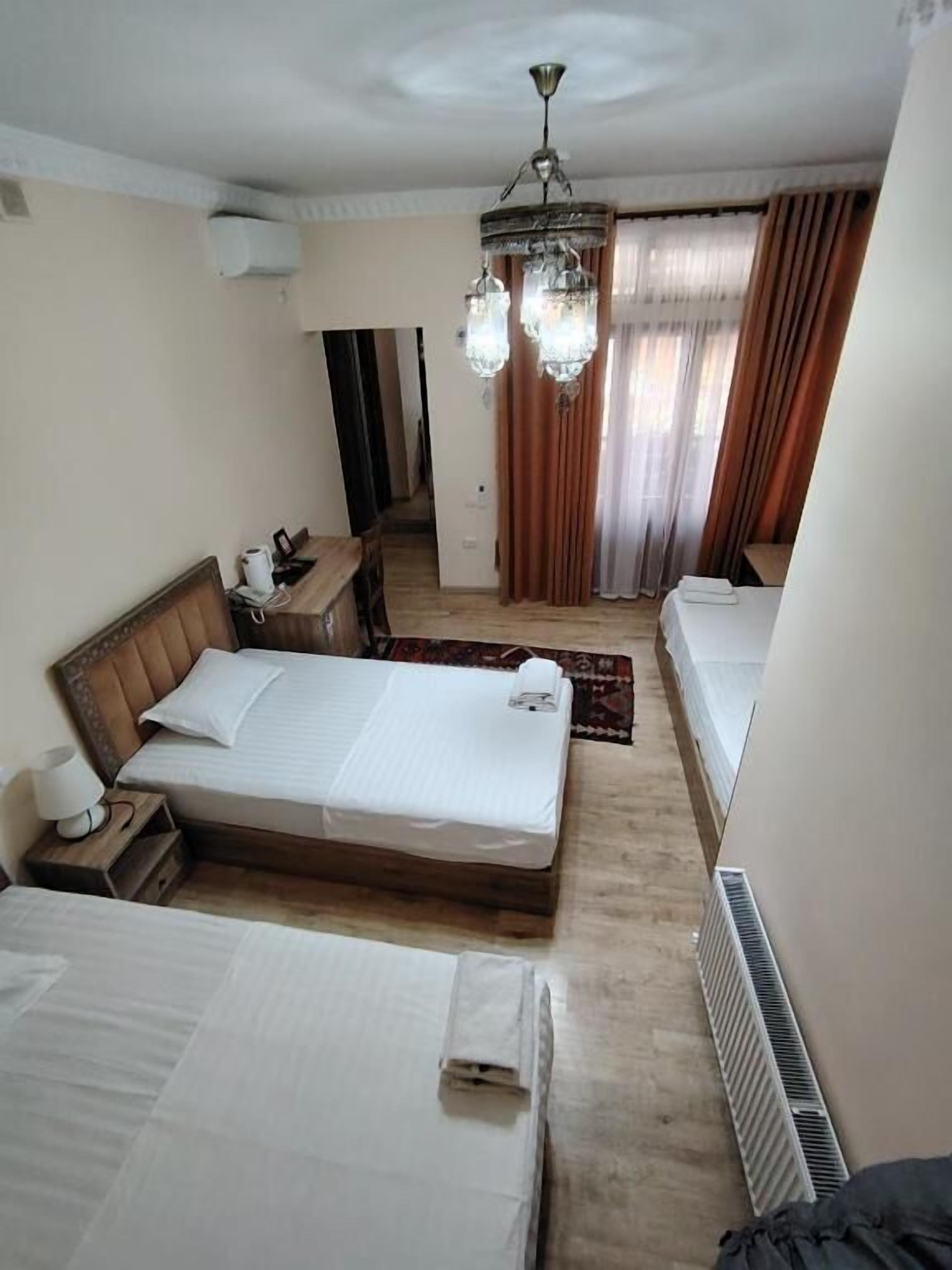 Comfort driepersoonskamer, balkon | Een kluis op de kamer, geluiddichte muren, een strijkplank/strijkijzer