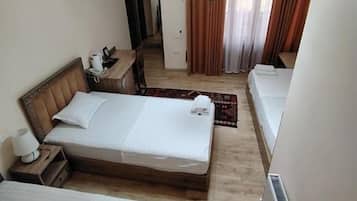Comfort-Dreibettzimmer, Balkon | Zimmersafe, schallisolierte Zimmer, Bügeleisen/Bügelbrett