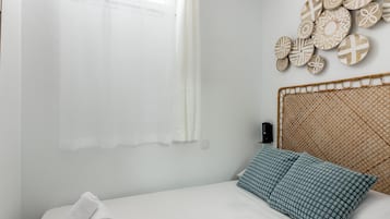 Tabla de planchar con plancha, internet y ropa de cama