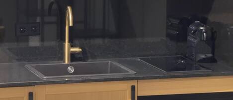 Cafetière-théière, réfrigérateur, four à micro-ondes, un four
