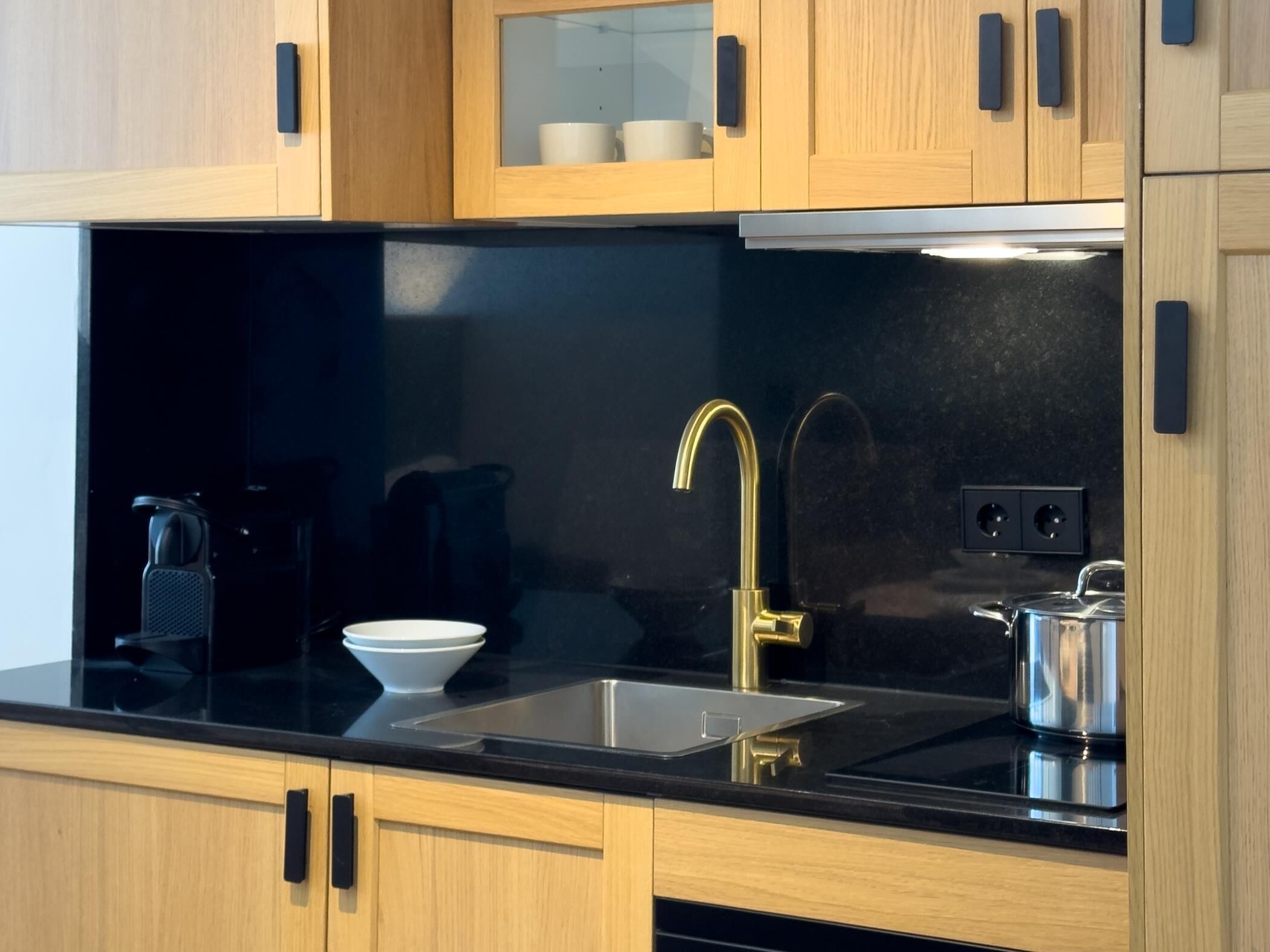 Wasserkocher mit Kaffee-/Teezubehör, Kühlschrank, Mikrowelle, Ofen
