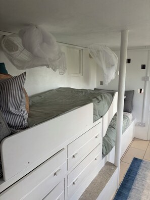 3 slaapkamers, een strijkplank/strijkijzer, wifi, beddengoed