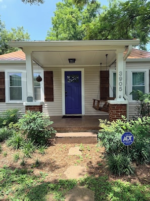 A house with a blue front door, a porch, and a mailbox. - East Nashville Bungalow, Your New Music City Homebase MidTerm Rental DOGFRIENDLY (Nashville)
