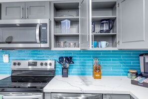 Wasserkocher mit Kaffee-/Teezubehör, Kühlschrank, Mikrowelle, Ofen