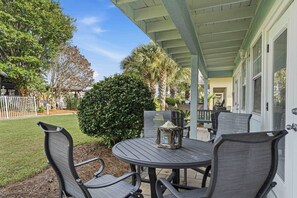 Outdoor dining - Mainsail Miramar Beach | Coastal Cottage | Sleep 9 (Miramar Beach)