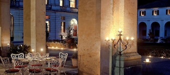 Beautiful villa for 8 guests with WIFI, A/C, private pool, TV and patio