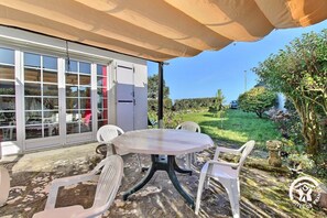 Outdoor dining - Vrbo Property (QUIBERON)