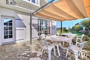Outdoor dining - Vrbo Property (QUIBERON)