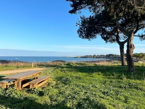 A picnic area with benches and a view of the ocean. - Stella du Parco - QUIBERON (QUIBERON)