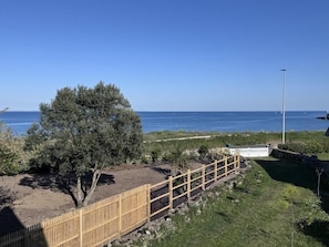 A coastal view with a wooden fence, a tree, and a street lamp. - Stella du Parco - QUIBERON (QUIBERON)