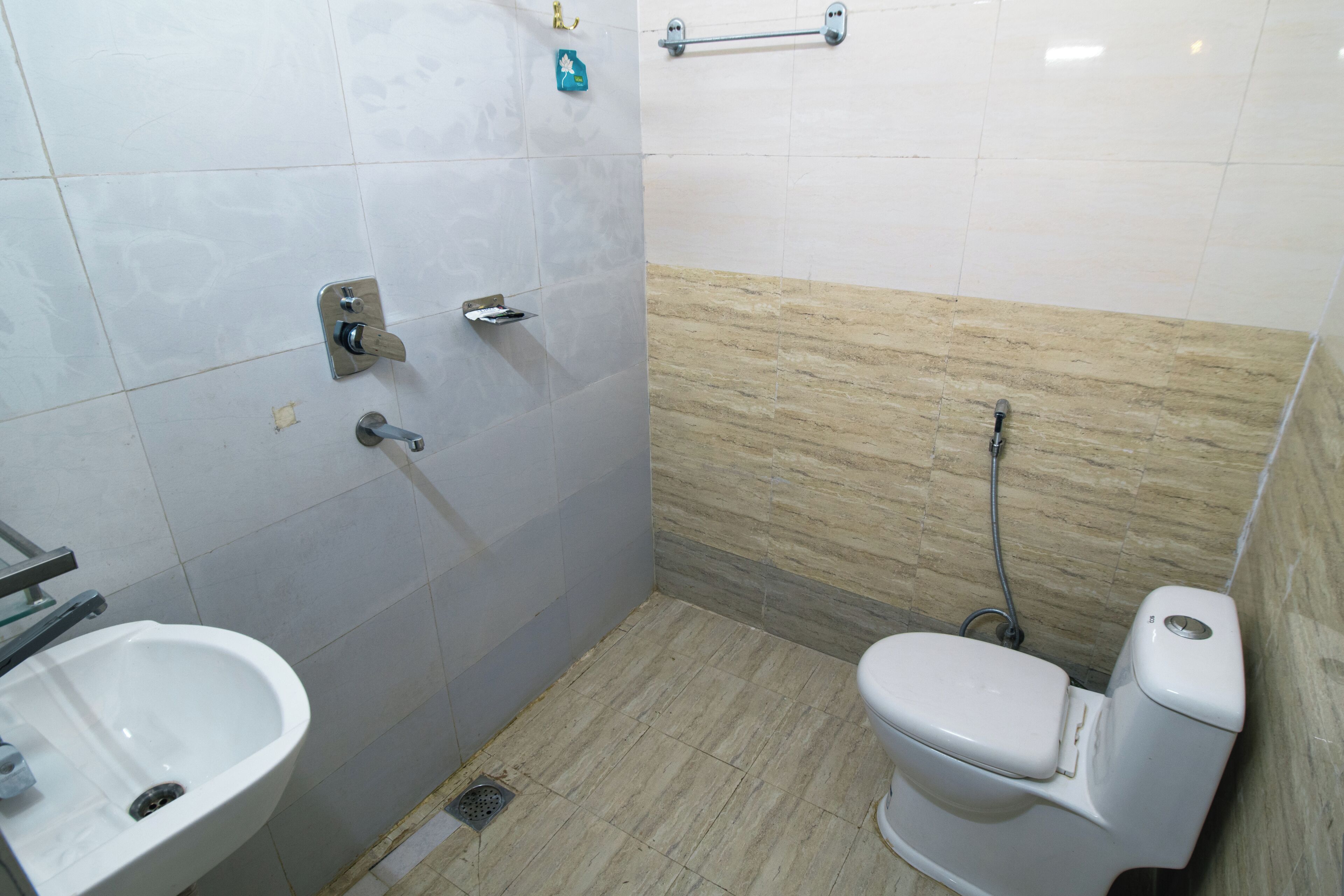 Deluxe Double Room, 1 Queen Bed, Non Smoking, Private Bathroom | Bathroom