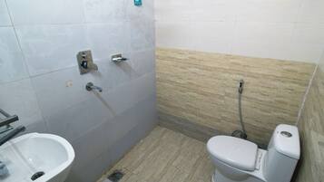 Deluxe Double Room, 1 Queen Bed, Non Smoking, Private Bathroom | Bathroom