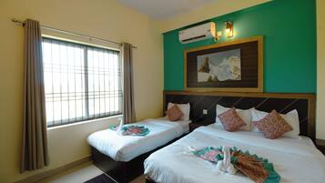 Deluxe Twin Room, Multiple Beds, Non Smoking, Private Bathroom | Desk, laptop workspace, free WiFi