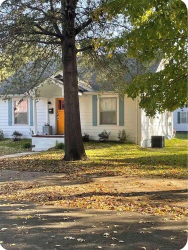 Cozy 2-bedroom cottage in Sikeston’s historic north end. 2 min drive to hospital
