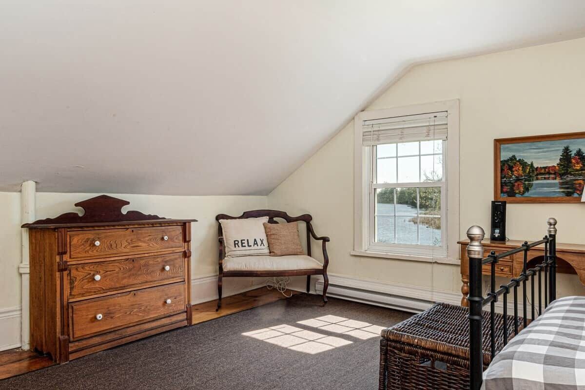 6 bedrooms, iron/ironing board, WiFi, bed sheets