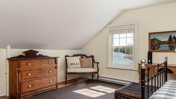 6 bedrooms, iron/ironing board, WiFi, bed sheets