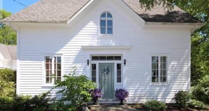1853 Kingsgate Lakehouse-Spacious Historic Escape