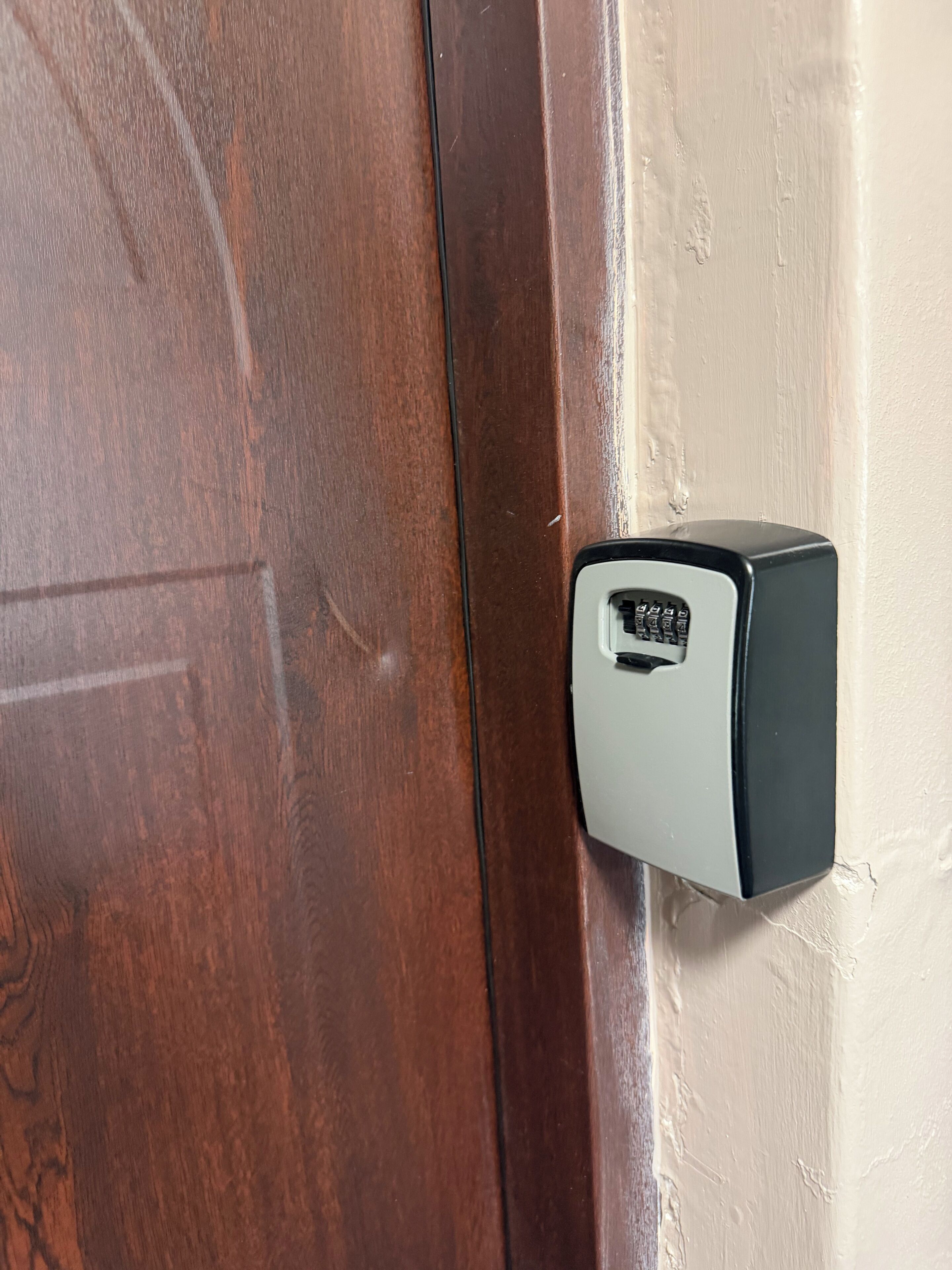 Una porta con serratura a combinazione e un dispositivo fissato al muro.