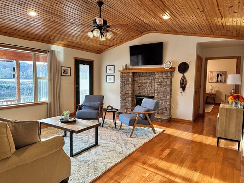 Charming 3-bedroom cabin with White River views!