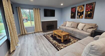 Peaceful 3BR Pacific NW Home with King Bed Master