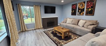 Peaceful 3BR Pacific NW Home with King Bed Master