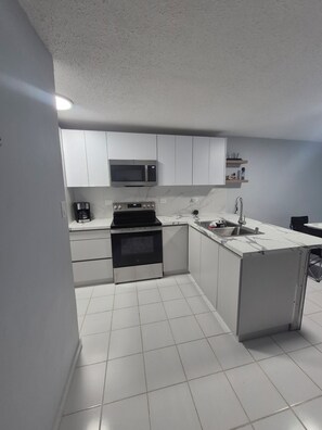 Private kitchen - Coastal Retreat at Villa Marina The Village, Fajardo’s best spot to catch Ferry! (Fajardo)