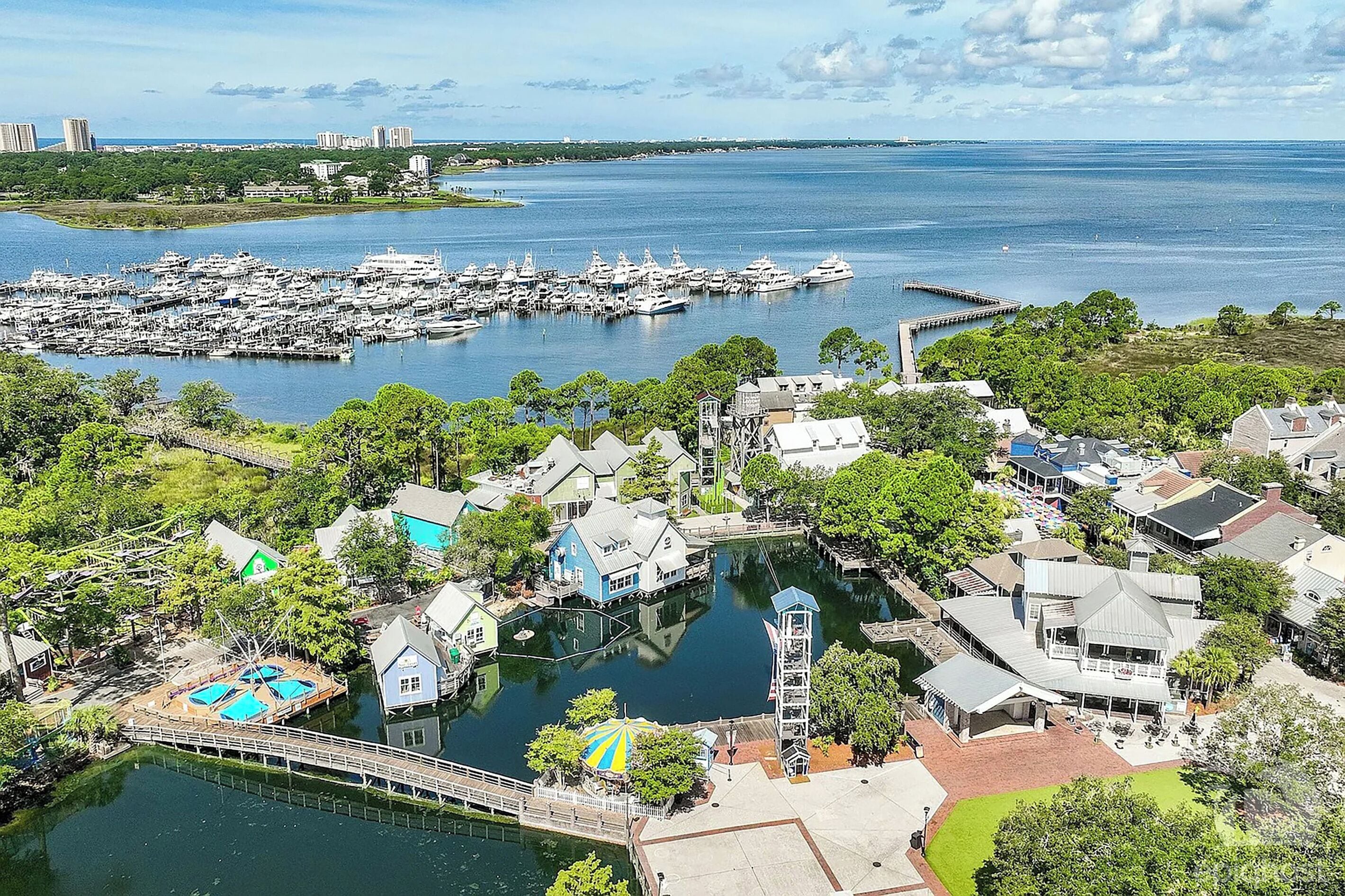 Un port de plaisance avec des bateaux, un quai et des immeubles résidentiels.